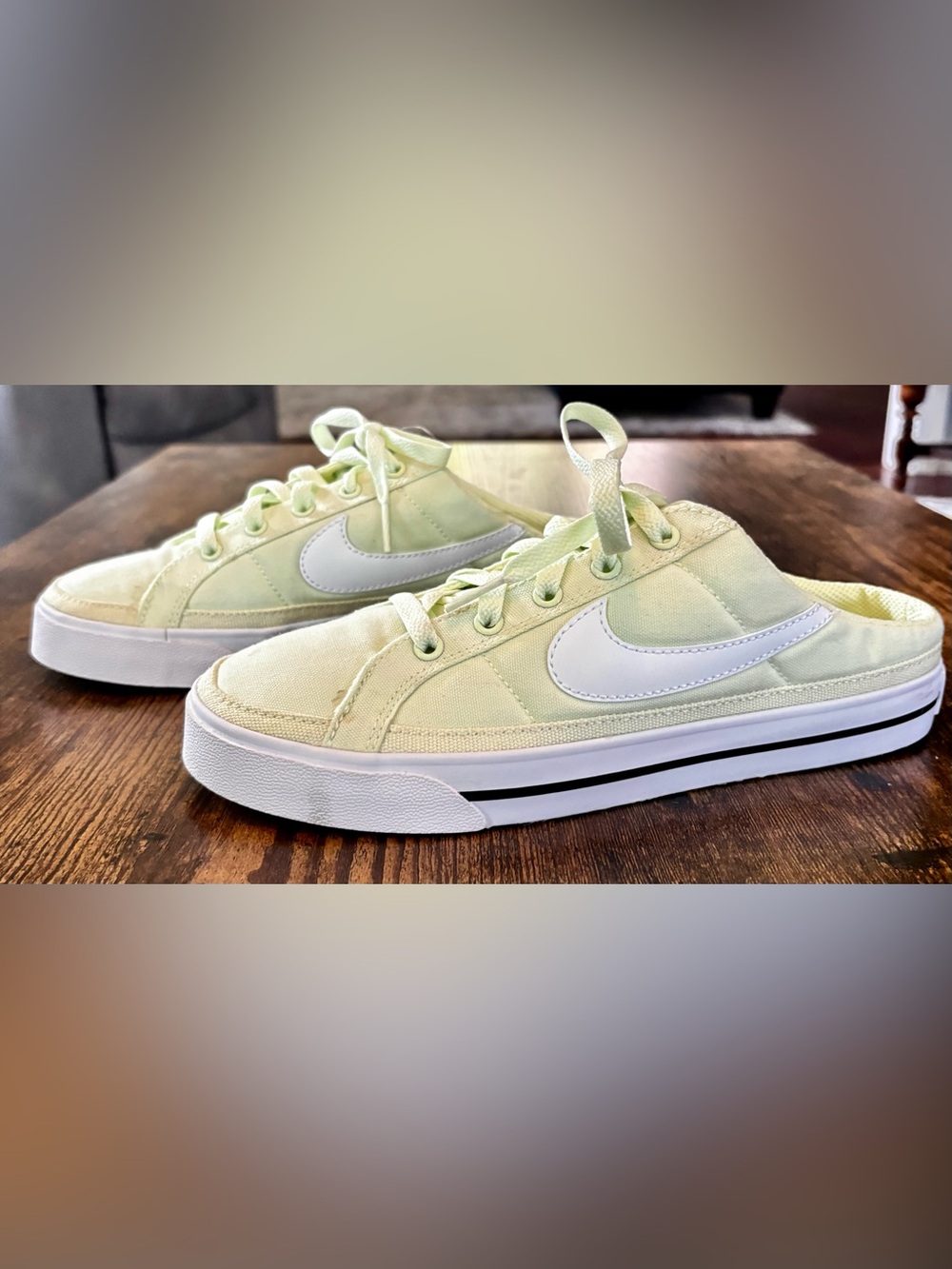 Nike Low-Top Sneaker Slides inLight Lime Green & White       NEW! size 7 1/2